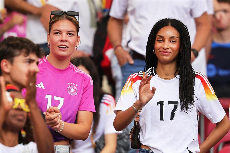 Juliane Wirtz (l), Schwester von Florian Wirtz, hat ihren Vertrag bei den Fußballerinnen von Werder Bremen verlängert. Christian Charisius/dpa