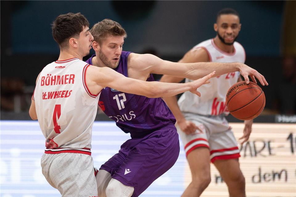 Julius Böhmer (l) verteidigt die kommenden zwei Spielzeiten für Alba Berlin (Archivbild)Swen Pförtner/dpa