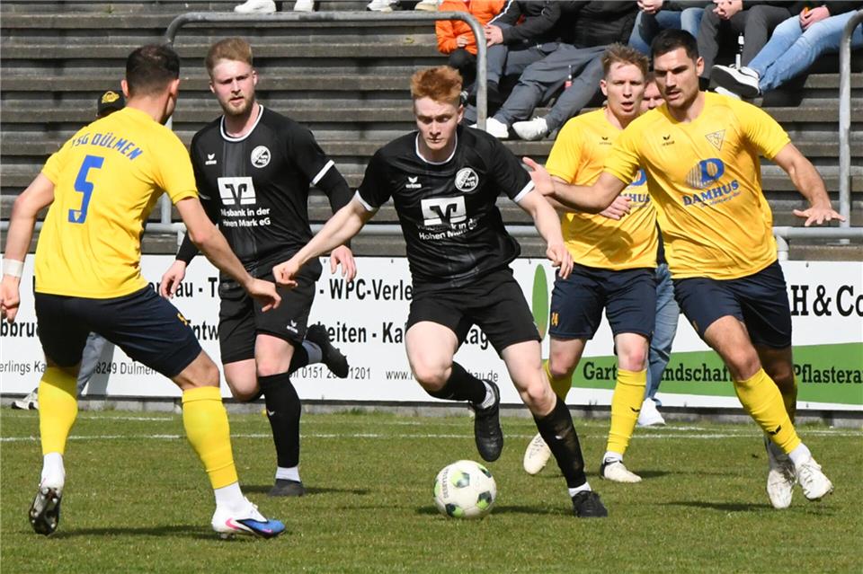 Julius Nieters (am Ball) und Dominik Göbel (hinten), der Pech bei einem Pfostenschuss hatte, mussten sich mit dem SC Reken in Dülmen mit 1:3 geschlagen geben.