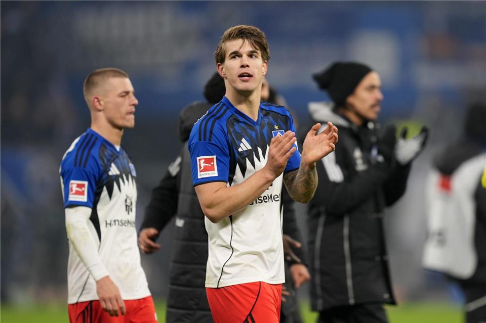 Jung, begeisternd, begehrt: HSV-Abwehrchef Luka Vuskovic (M)Marcus Brandt/dpa