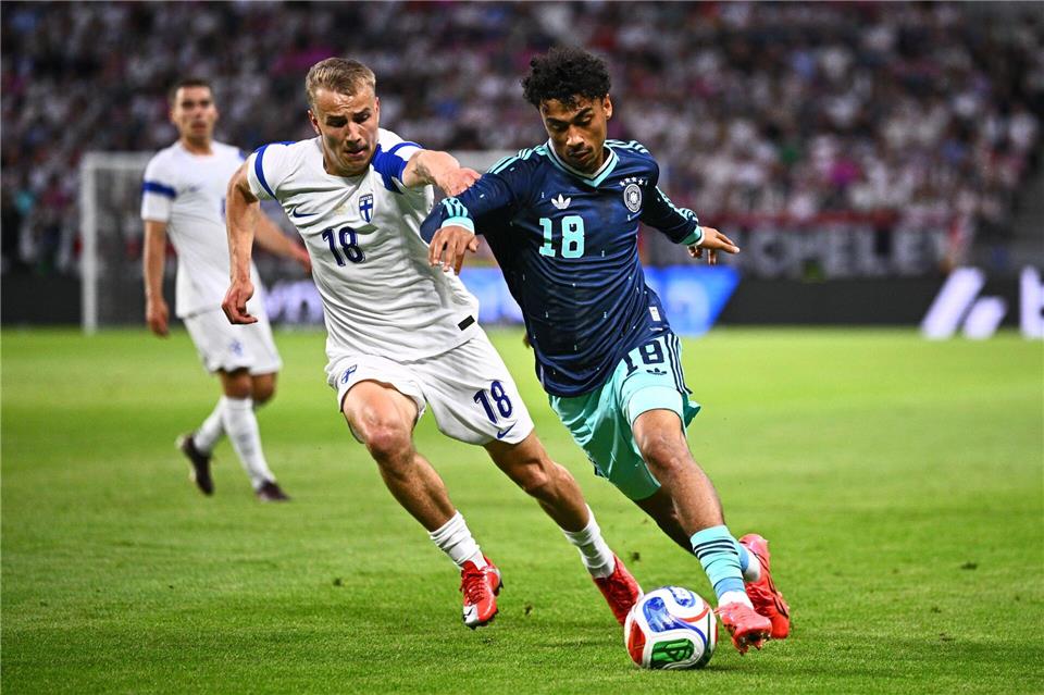 Jung, schnell und umworben: Nathaniel Brown (r) in Aktion beim 4:0 gegen Finnland. (Archivild)Tom Weller/dpa