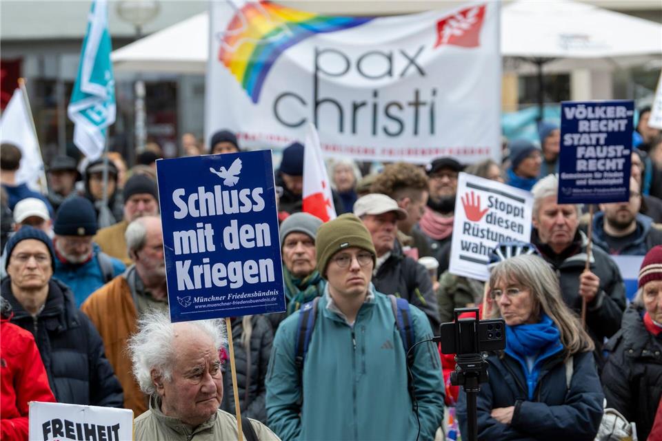 Jung und Alt haben sich heute bei der Kundgebung zum Ostermarsch auf dem Münchner Marienplatz versammelt.Stefan Puchner//dpa