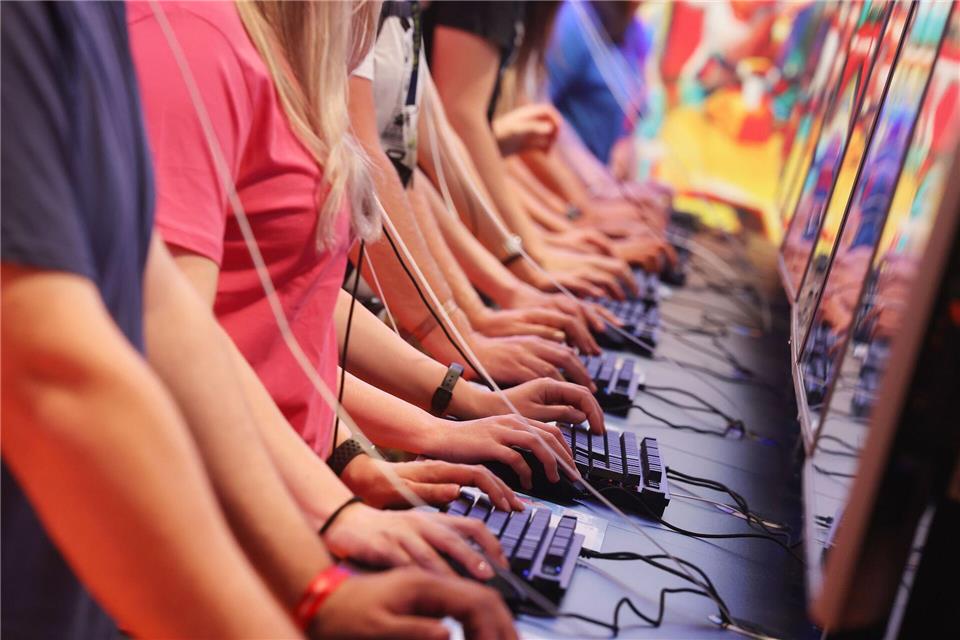 Jung und meist männlich: Besucherinnen und Besucher der Gamescom (Archivbild)Oliver Berg/dpa