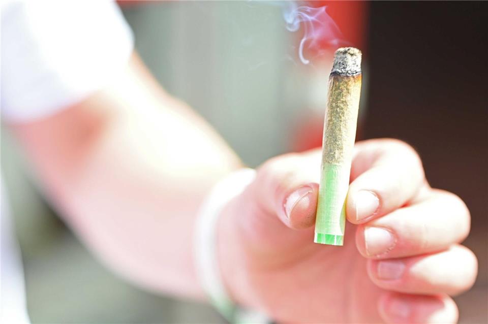 Junge Erwachsene greifen einer neuen Studie zufolge häufiger zu Cannabis als früher. (Illustration)Michael Brandt/dpa