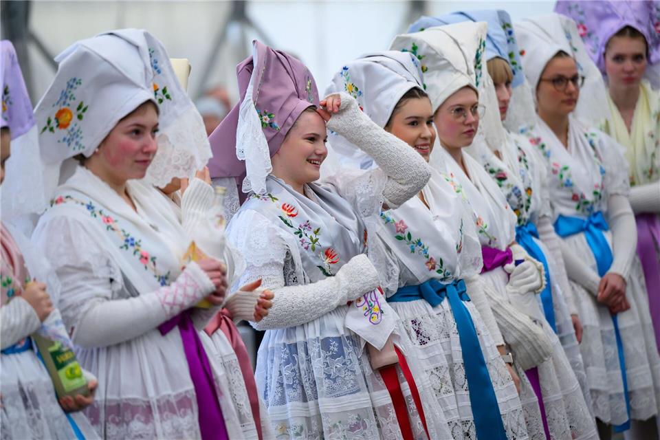 Junge Frauen in traditioneller wendischer Festtagstracht feiern bei einem Fastnachtsumzug.Patrick Pleul/dpa