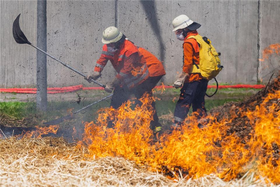 Junge Häftlinge lernen, wie Feuer gelöscht werden können.Philipp Schulze/pyrocene-alliance/dpa