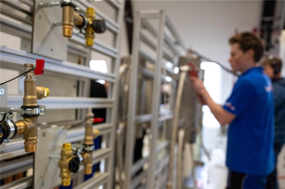 Junge Leute mit Interesse an einem Handwerksberuf zieht es vor allem auch in den Bereich Sanitär-, Heizungs- und Klima-Technik. (Illustration) Monika Skolimowska/dpa