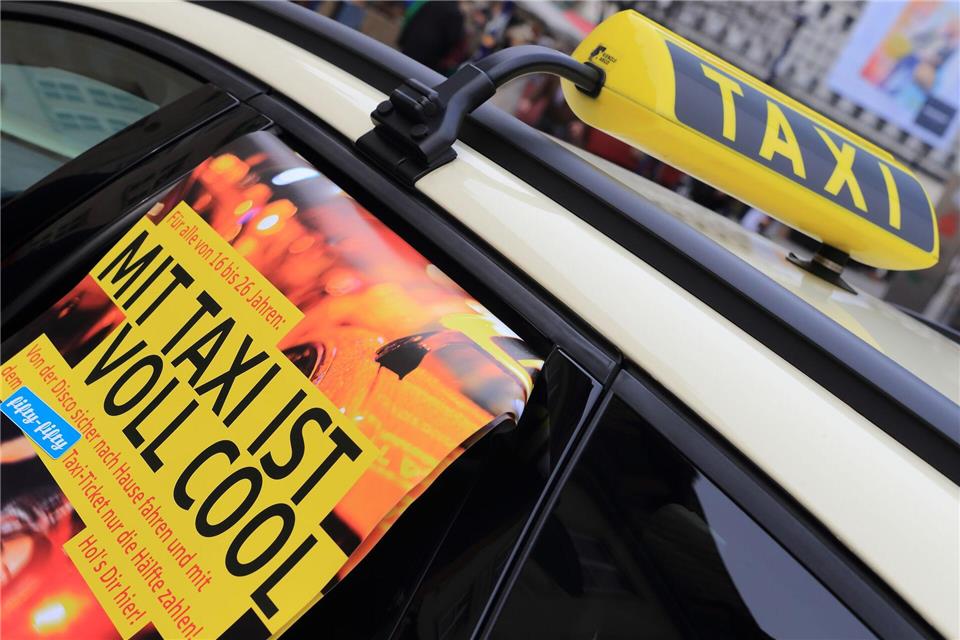 Junge Leute steigen nach der Party zu selten ins Taxi. (Archivbild).picture alliance / Jens Wolf/dpa-Zentralbild/dpa