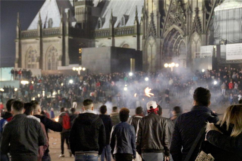 Junge Männer auf dem Platz vor dem Dom und keine Polizei weit und breit - so blieb die Kölner Silvesternacht visuell in Erinnerung. Viele Frauen wurden in der Nacht Opfer sexueller Übergriffe. (Archivbild)picture alliance / Markus Boehm/dpa