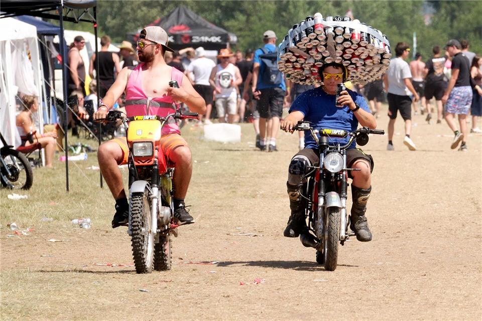 Junge Männer fahren auf dem Gelände des Flugplatzes auf Simson-Mopeds. Sebastian Willnow/dpa