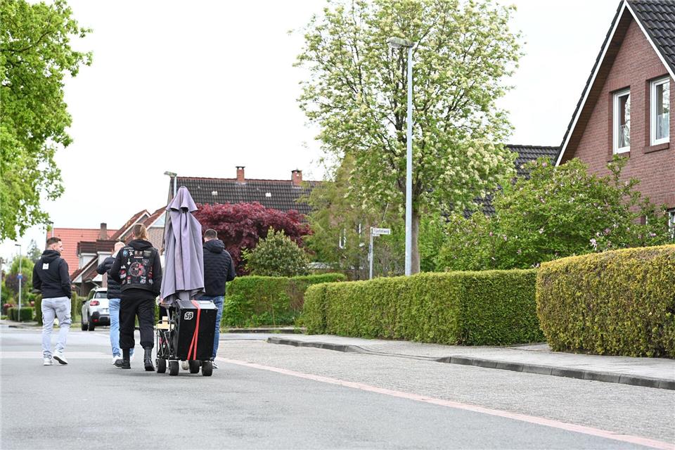 Junge Männer ziehen mit Bollerwagen durch Leer in Richtung Pünte, wo sich jedes Jahr traditionell mehrere hundert Feiernde treffen.Lars Penning/dpa