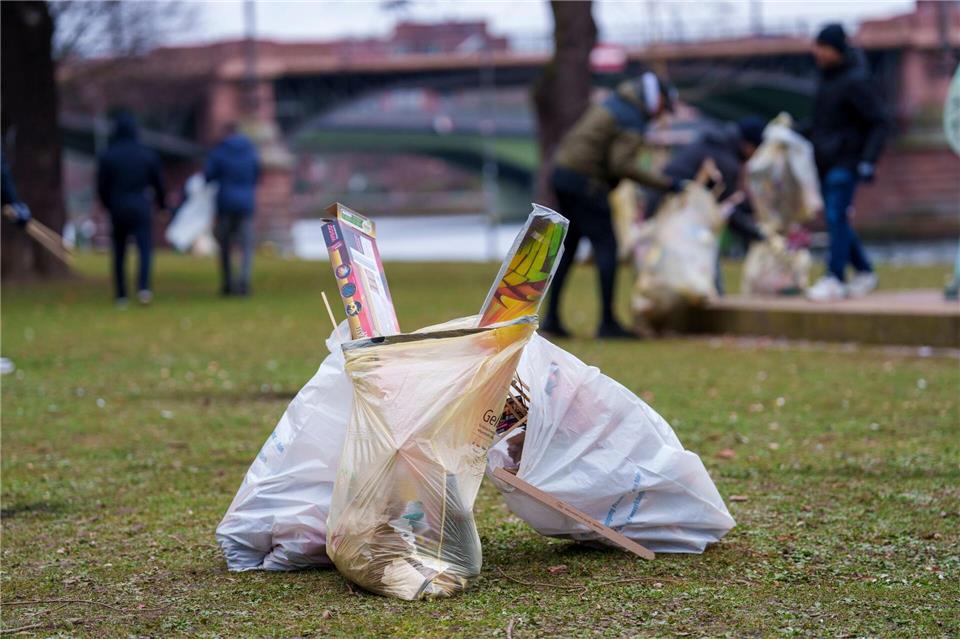Junge Menschen sammeln Böllermüll.Andreas Arnold/dpa