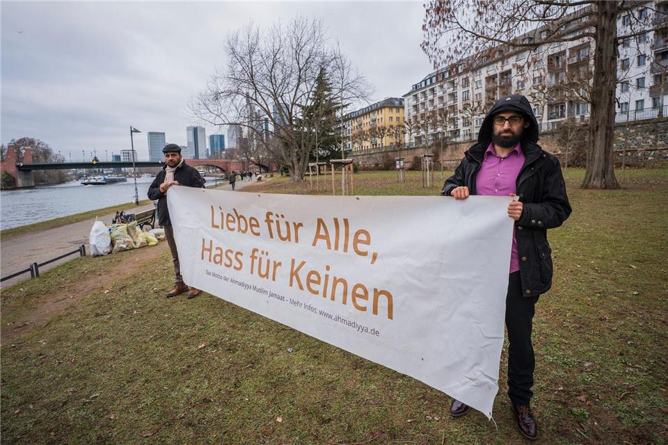 Junge Menschen setzen mit der Putzaktion einen politischen Akzent.Andreas Arnold/dpa