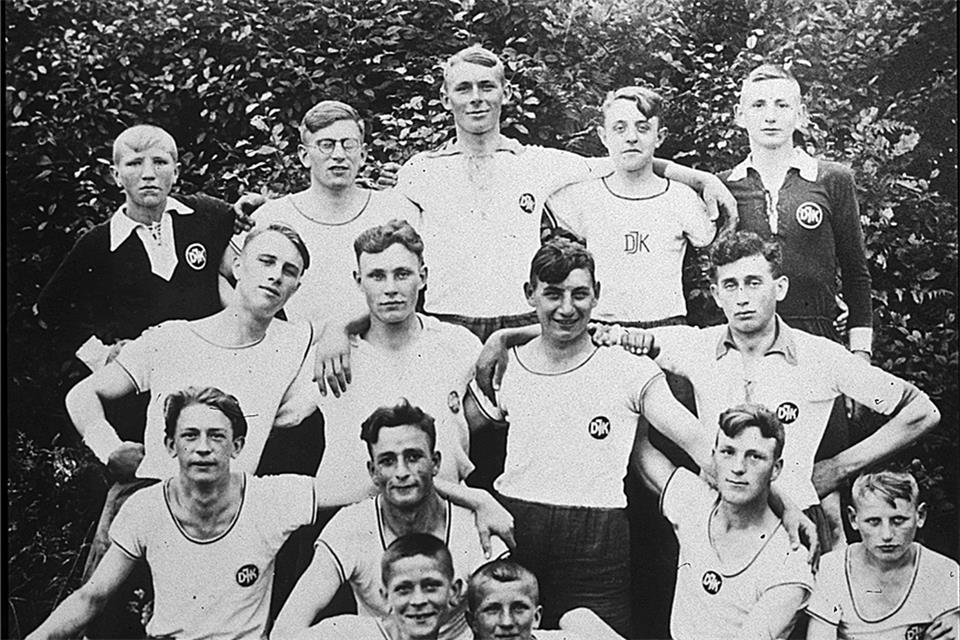 Junge Sportler in den 1930er Jahren: Erich Rosenbaum, erster in der zweiten Reihe von rechts.