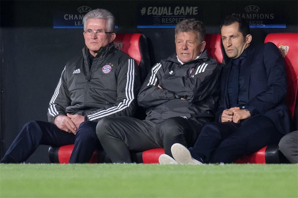 Jupp Heynckes (l) trauert um seinen damaligen Co-Trainer Peter Hermann (M). (Archivbild)Sven Hoppe/dpa