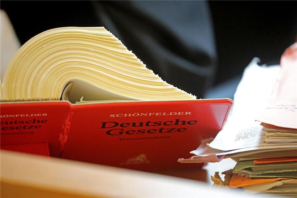 Jurastudenten können sich in Jena inzwischen mit einem Bachelor-Abschluss absichern. (Symbolbild)Oliver Berg/dpa