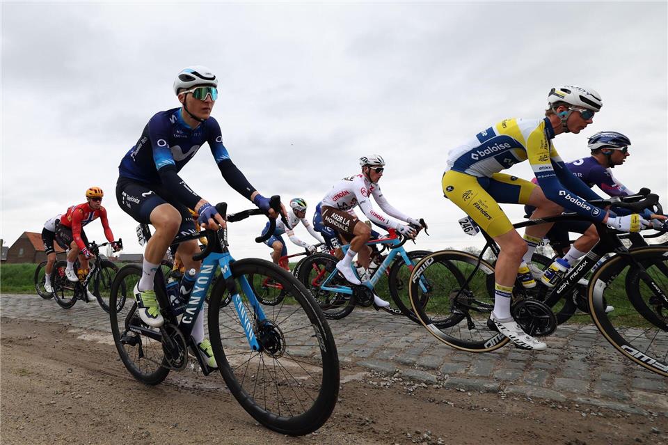 Juri Hollmann (l) im Trikot seines früheren Teams Movistar. (Archivbild)David Pintens/Belga/dpa