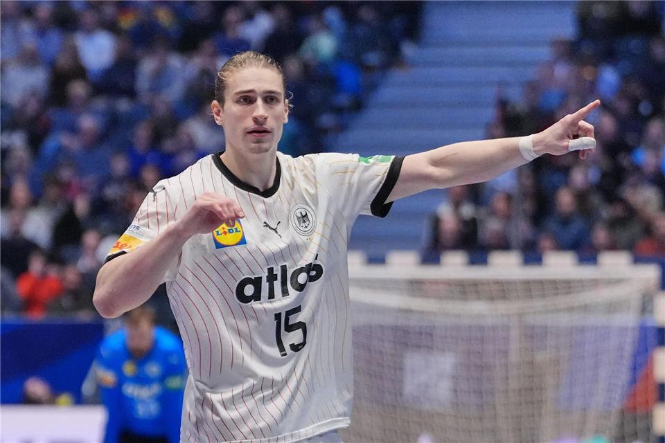 Juri Knorr lenkt das Spiel der deutschen Handballer wie kein anderer. (Archivbild)Soeren Stache/dpa