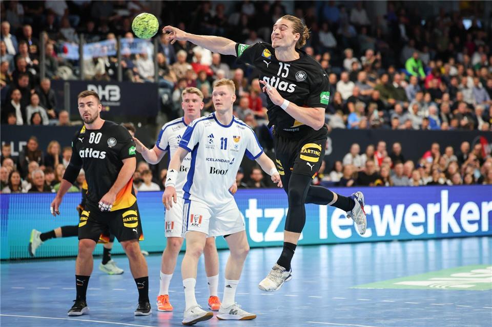 Knorr und Wolff in Topform: Handballer düpieren Island Juri Knorr präsentierte sich gegen Island in starker Form.Daniel Karmann/dpa
