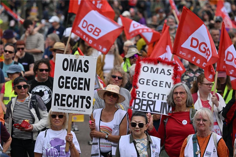 Juristischer Streit um Demonstrationsverbot in Erfurt entschieden. (Illustration)Martin Schutt/dpa