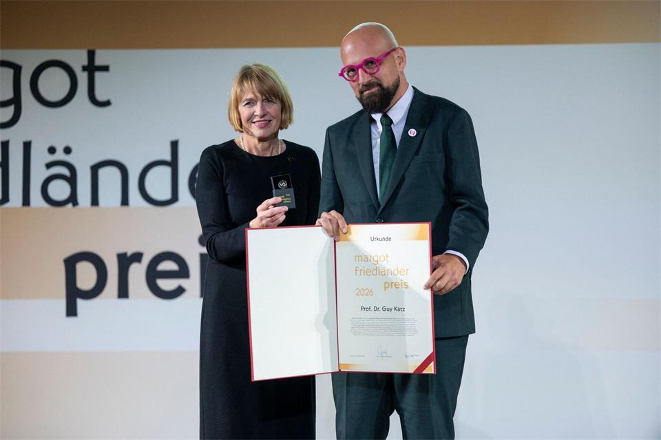Juryvorsitzende Elke Büdenbender überreicht den Margot Friedländer Preis 2026 an den Münchner Hochschullehrer Guy Katz.Christophe Gateau/dpa