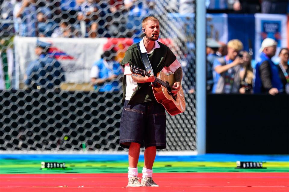 Justin Bieber bei einem seiner seltenen Auftritte beim Finale der Fußball-WM bei New York. (Archivbild)Tom Weller/dpa