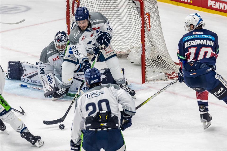 Justin Braun (2.v.l.) im Trikot der Straubing Tigers im Halbfinale gegen die Eisbären BerlinAndreas Gora/dpa