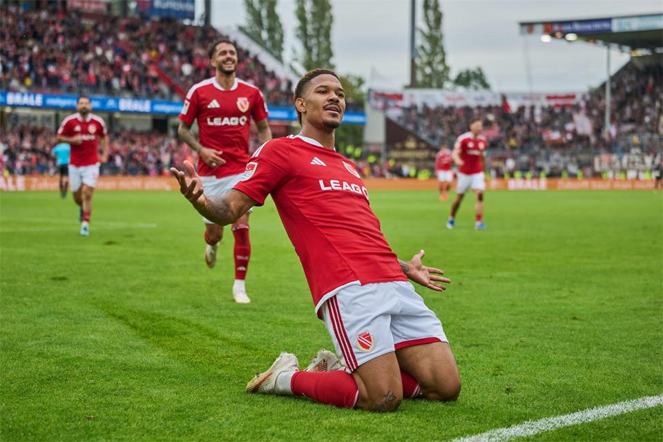 Justin Butler von Energie Cottbus bleibt in Torlaune. (Archivbild)Robert Michael/dpa