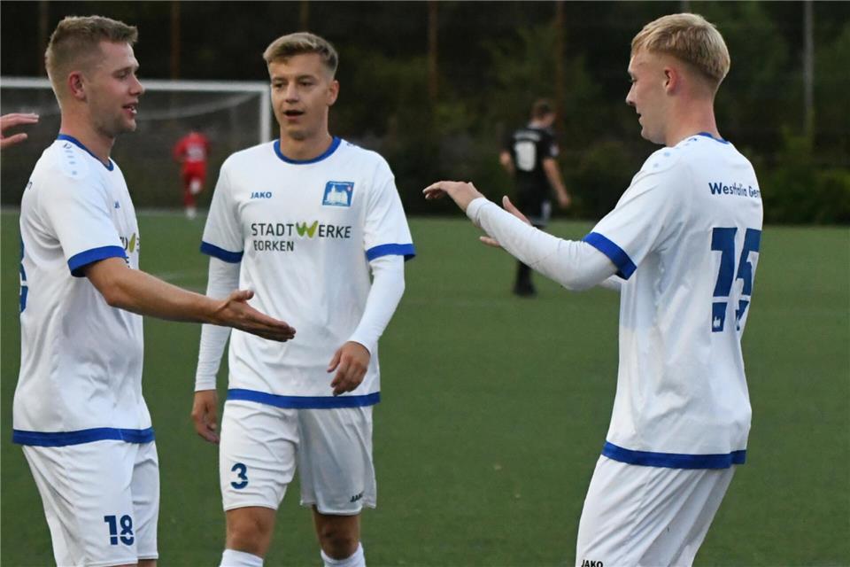 Gemen besiegt Lembeck mit 3:2 Toren Justin Marquart (r.) bedankt sich bei Luca Blanke (l.) für dessen Vorlage, die Marquart zum 2:1 verwertete.