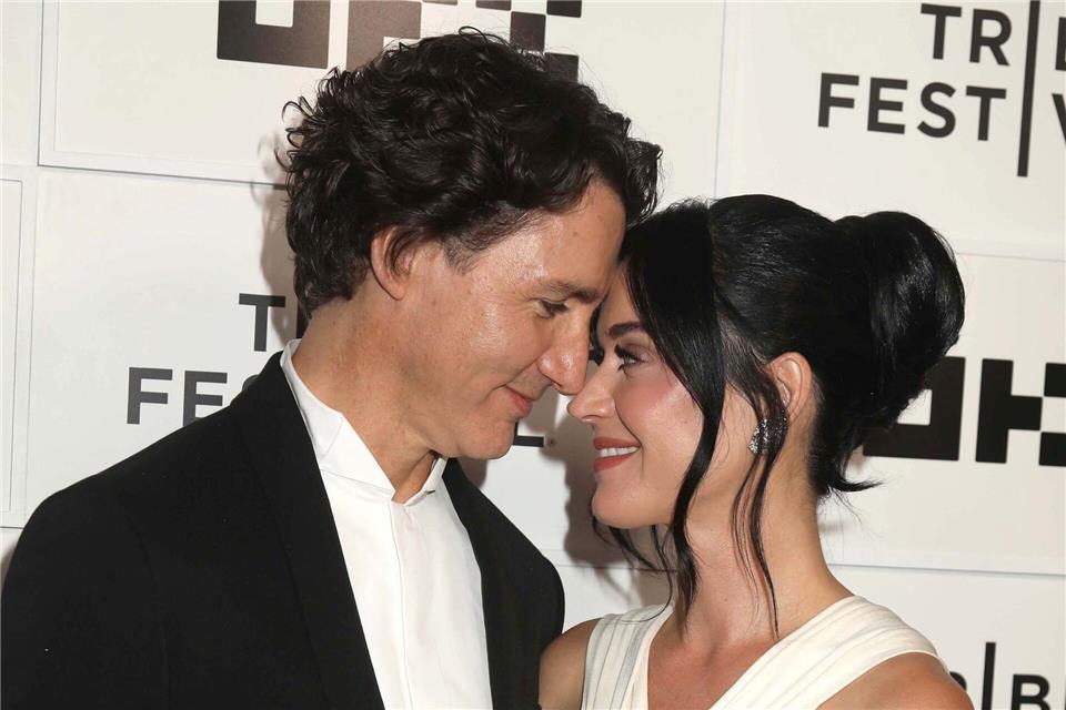 Justin Trudeau (l), ehemaliger kanadischer Premierminister, und US-Popstar Katy Perry kommen zur Premiere des Konzertfilms „Katy Perry: The Lifetimes Tour - Live from Paris“.Nancy Kaszerman/ZUMA Press Wire/dpa