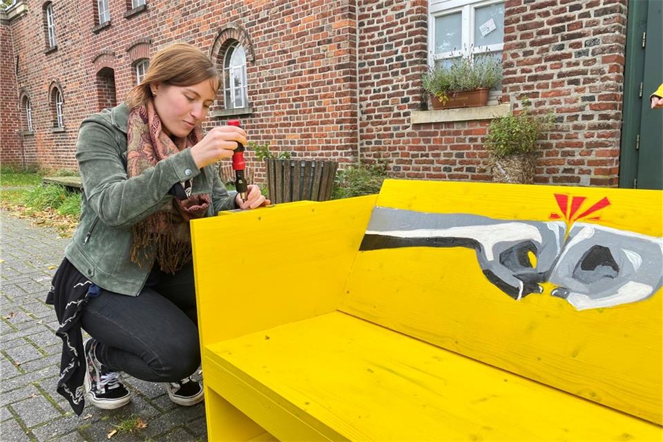 Justine Schlageter bringt einen QR-Code an. Der verweist auf die Internetseite des Angebots. 