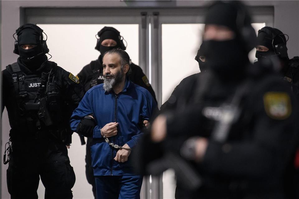 Justitzbeamte führen Taleb al-Abdulmohsen in den Gerichtssaal des temporären Gerichtsgebäudes vom Landgericht Magdeburg. (Archivbild)Klaus-Dietmar Gabbert/dpa