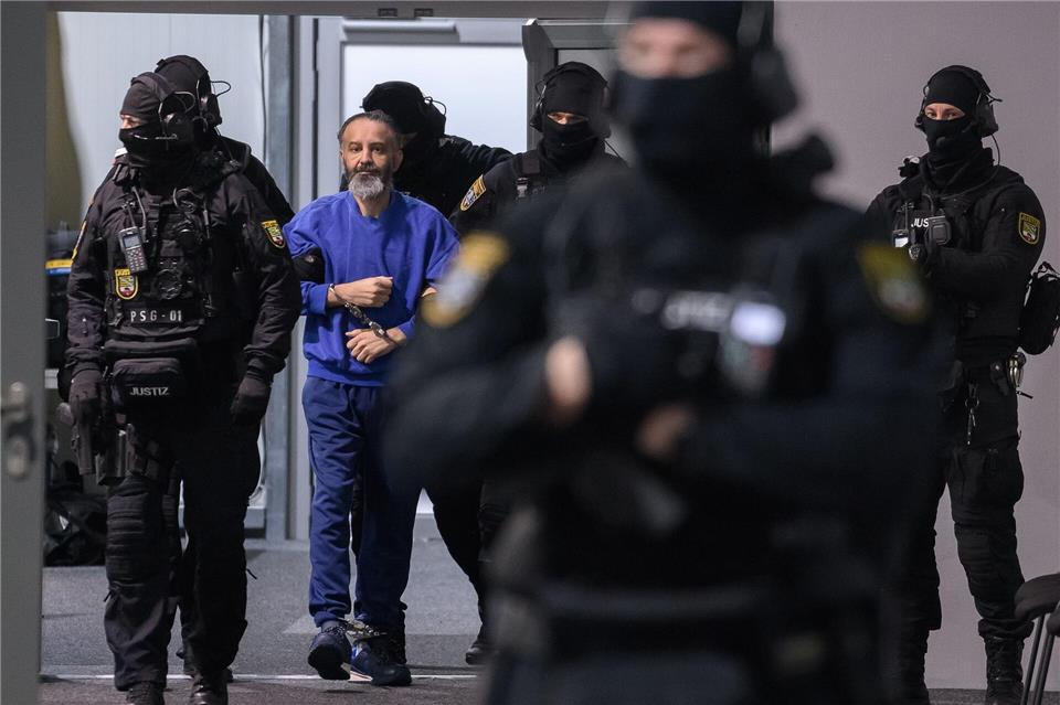 Justizbeamte führen den Angeklagten Taleb al-Abdulmohsen in den Gerichtssaal des temporären Gerichtsgebäudes vom Landgericht Magdeburg.Klaus-Dietmar Gabbert/dpa