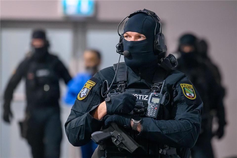 Justizbeamte führen den Angeklagten Taleb al-Abdulmohsen in den Gerichtssaal des temporären Gerichtsgebäudes vom Landgericht Magdeburg.Klaus-Dietmar Gabbert/dpa