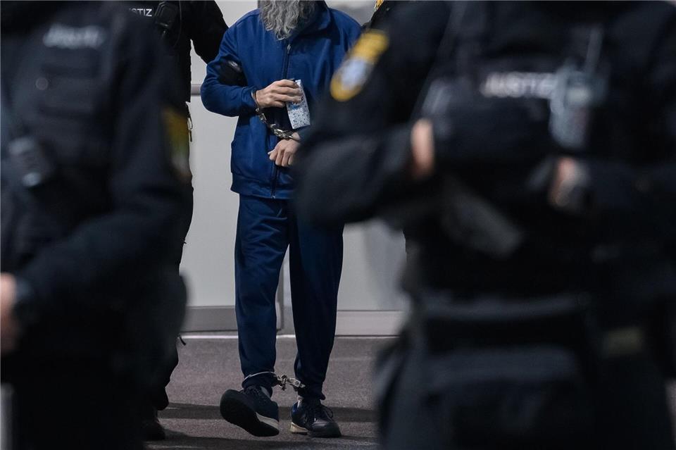 Justizbeamte führen den Angeklagten Taleb al-Abdulmohsen (M) in den Gerichtssaal des temporären Gerichtsgebäude des Landgerichtes Magdeburg.Klaus-Dietmar Gabbert/dpa