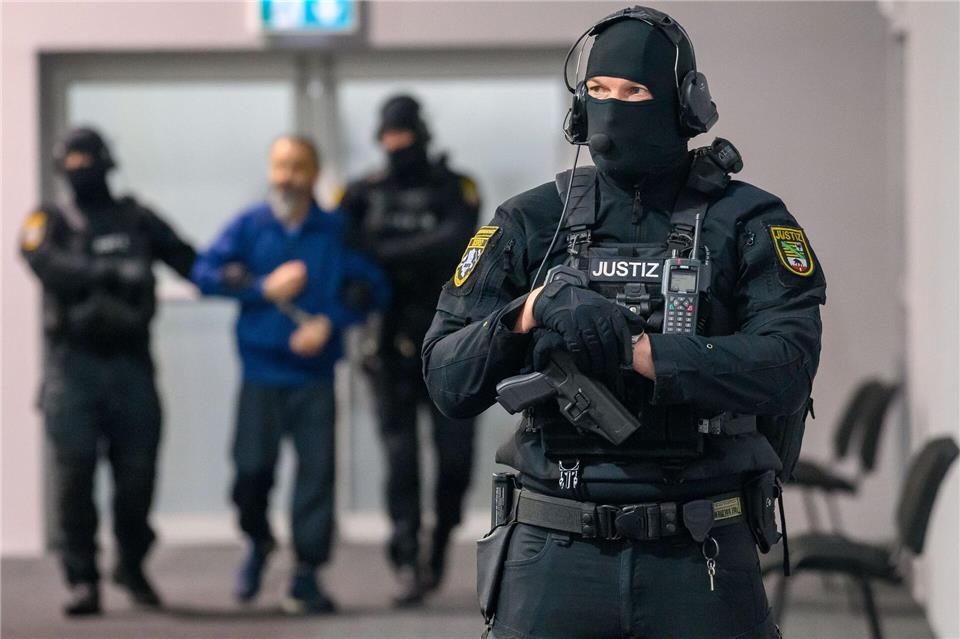 Justizbeamte führen den Angeklagten in den Gerichtssaal des temporären Gerichtsgebäudes vom Landgericht Magdeburg.Klaus-Dietmar Gabbert/dpa