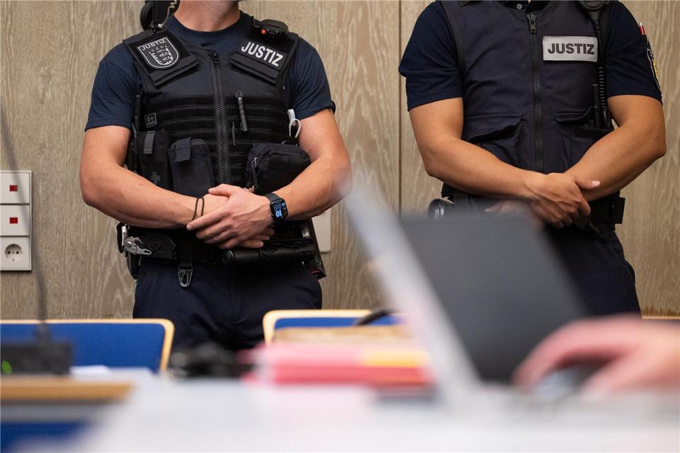 Justizbeamte stehen beim Auftakt im Prozess gegen drei junge, mutmaßliche IS-Sympathisanten in einem Saal des Landgerichts Mannheim. Marijan Murat/dpa