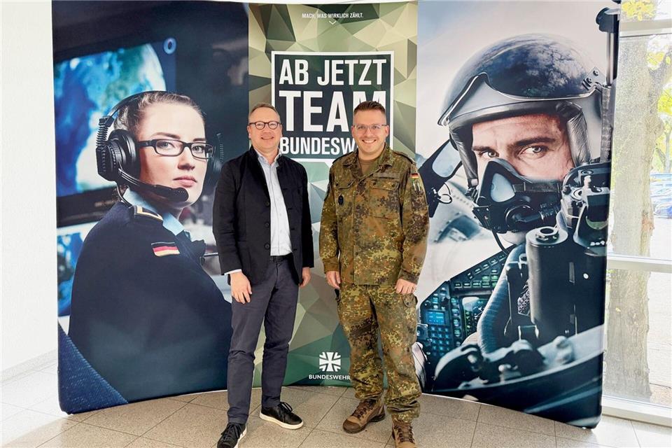 Minister Limbach lässt sich erneut für Bundeswehr mustern Justizminister Benjamin Limbach (li., Grüne) beim Musterungstermin im Düsseldorfer Karrierecenter der Bundeswehr mit Oberstleutnant Marcel D.Justizministerium NRW/dpa