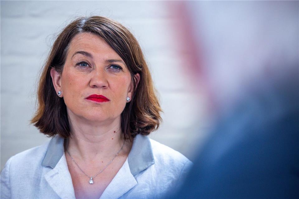 Justizministerin Jacqueline Bernhardt (Die Linke) sieht eine mögliche Schutzlücke bei digitaler Gewalt gegen Kinder und Jugendliche. (Archivbild)Jens Büttner/dpa