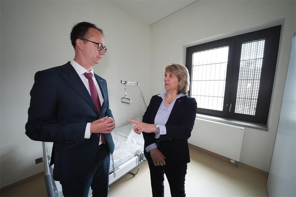 Justizministerin Kerstin von der Decken (CDU) spricht bei der Eröffnung mit Anstaltsleiter Marc Arnold.Marcus Brandt/dpa