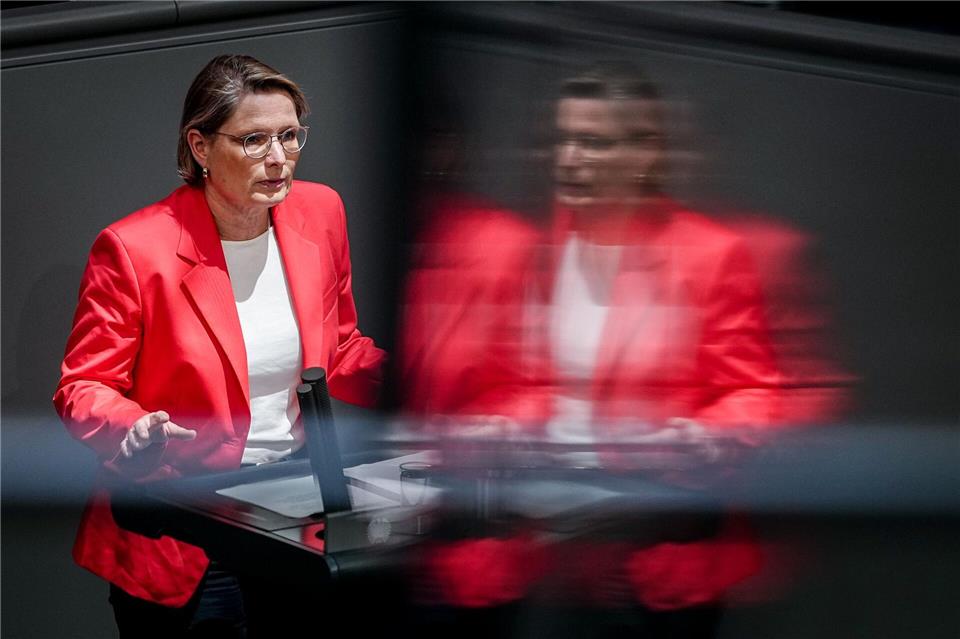 Justizministerin Stefanie Hubig (SPD) arbeitet an einem Gesetz zum Schutz vor digitaler Gewalt.Michael Kappeler/dpa