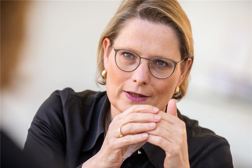 Justizministerin Stefanie Hubig (SPD) will Umweltschutzversprechen in der Werbung nicht mehr einfach so durchgehen lassen. (Archivbild)Michael Kappeler/dpa