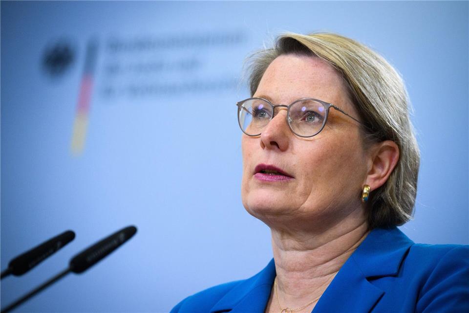 Justizministerin Stefanie Hubig will den Kampf gegen digitale Gewalt erleichtern. Bernd von Jutrczenka/dpa