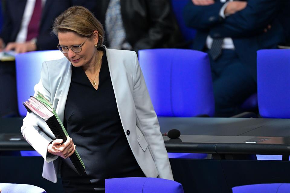 Justizministerin Stefanie Hubig will mit Blick auf digitale Gewalt das Strafrecht nachschärfen. (Archivbild)Sebastian Christoph Gollnow/dpa