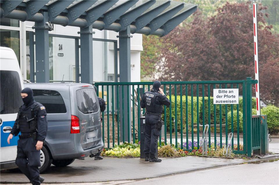 Justizvollzugsbeamte stehen im Verdacht, als Gegenleistung für das Gewähren von Hafterleichterungen Vorteile angenommen zu haben. (Archivbild)Thomas Banneyer/dpa