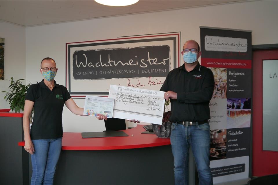 Jutta Bonhoff, die Vorsitzende der Stiftung (links), hat die Spende von André Wachtmeister entgegen genommen.