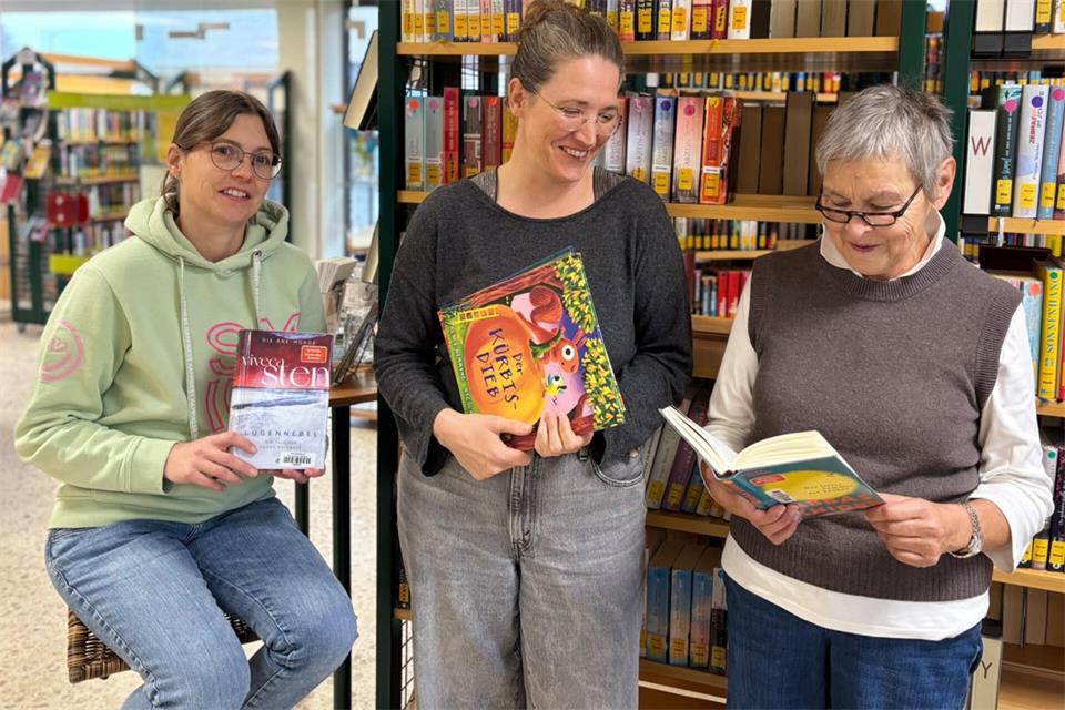 Jutta Printing (von links), Anna van Stegen und Mechtild Brun von der Heidener Bücherei St. Georg empfehlen Bücher für den Herbst.