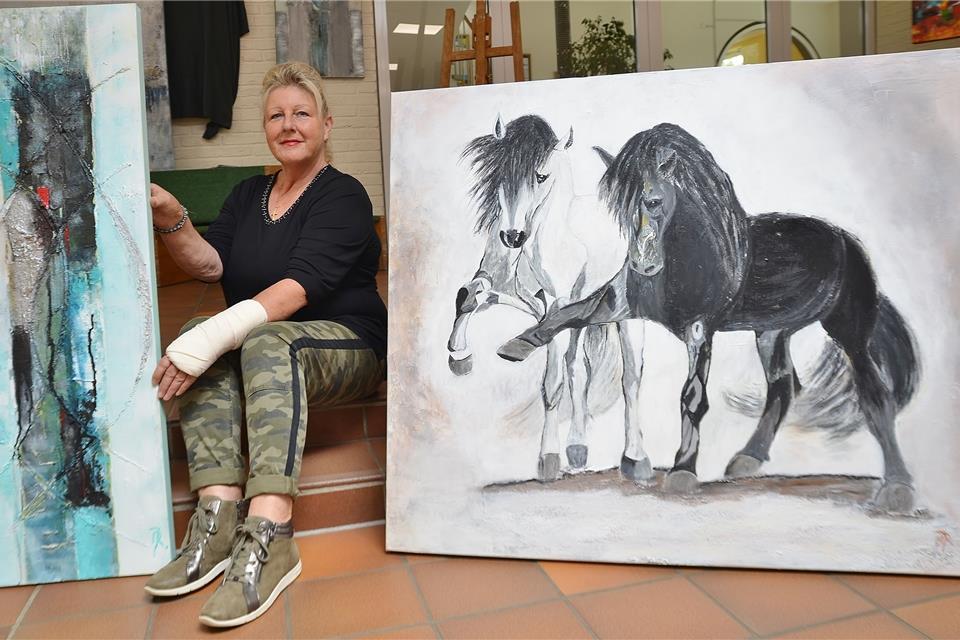Jutta Reidenbach präsentiert eines ihrer abstrakten Bilder, aber auch gegenständliche Werke sind ihr Metier.