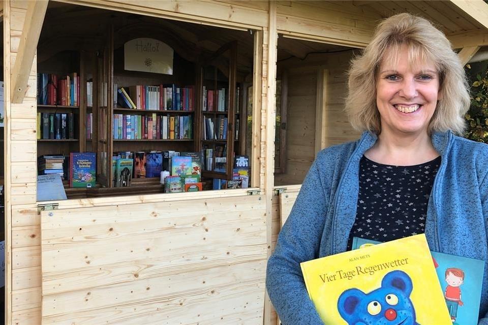 Jutta Tasse betreibt am Schöttnerweg in Schermbeck einen öffentlichen Bücherschrank.