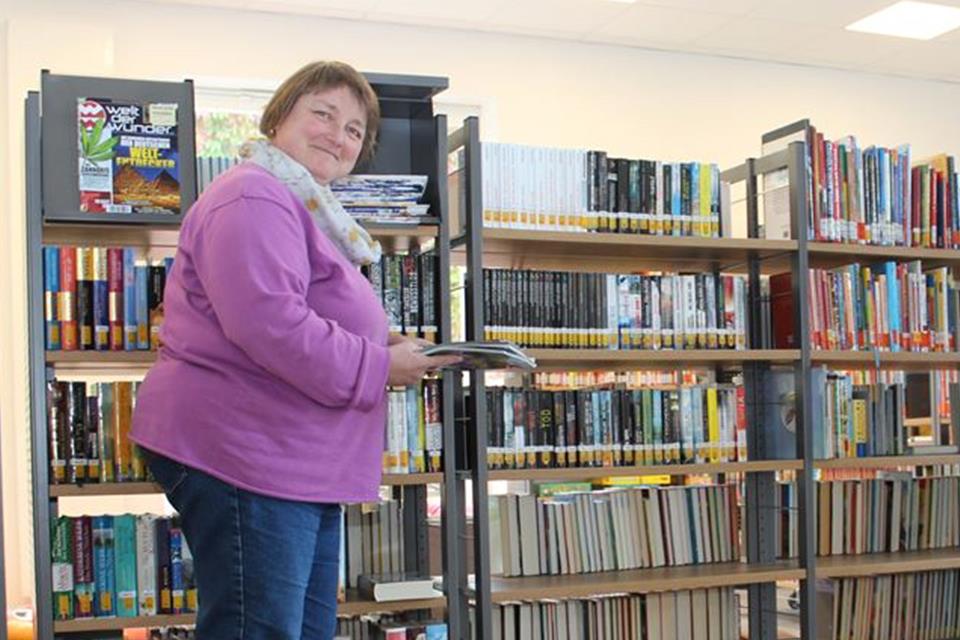Jutta Weber im Standort Erle der Bücherei Raesfeld: Die Zukunft des dortigen Angebots ist weiter ungewiss.
